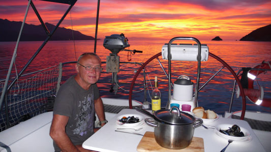 Muschelessen bei Sonnenuntergang Muschelessen bei Sonnenuntergang